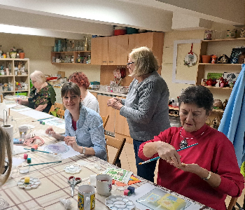 Krakelovanie s dekupážou nasklenené taniere